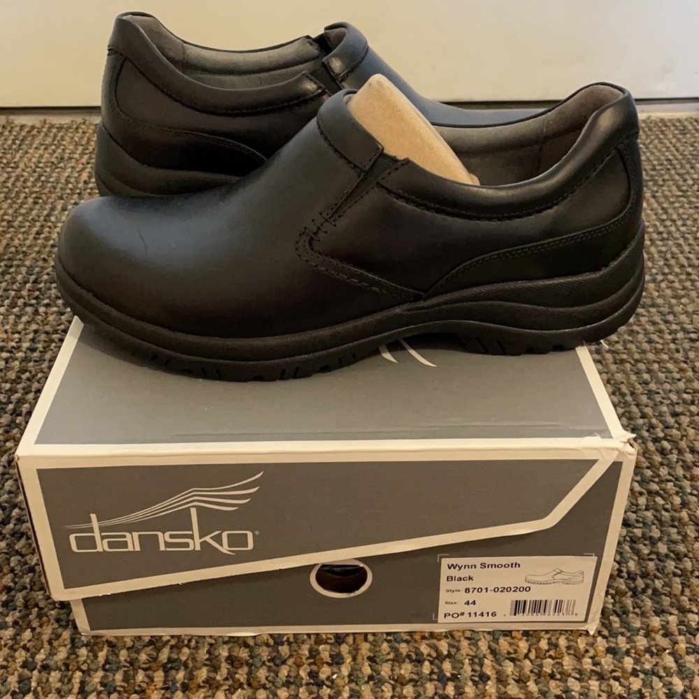 Size 44 (10.5-11) men’s Dansko Wynn Smooth shoes- never worn